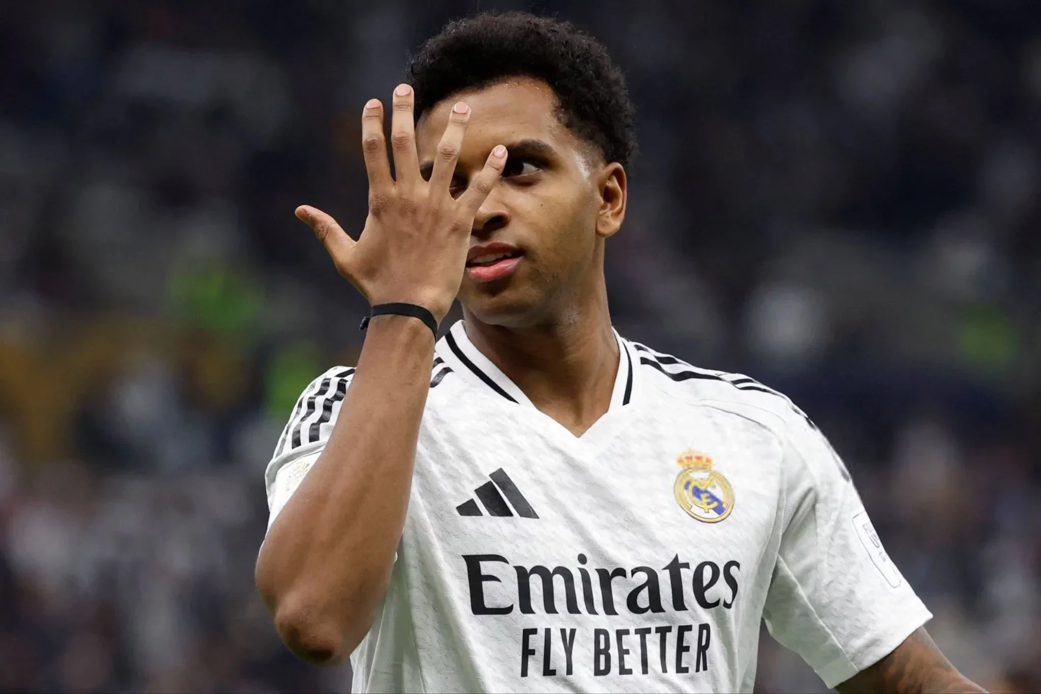 Narrador fala sobre comemoração de Rodrygo e é desmentido pelo atleta