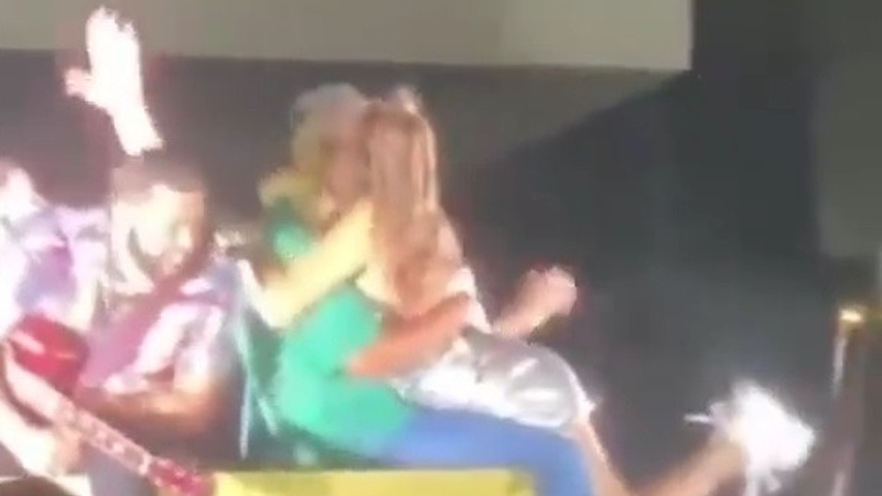 VÍDEO – Marido pede divórcio após mulher beijar cantor durante show