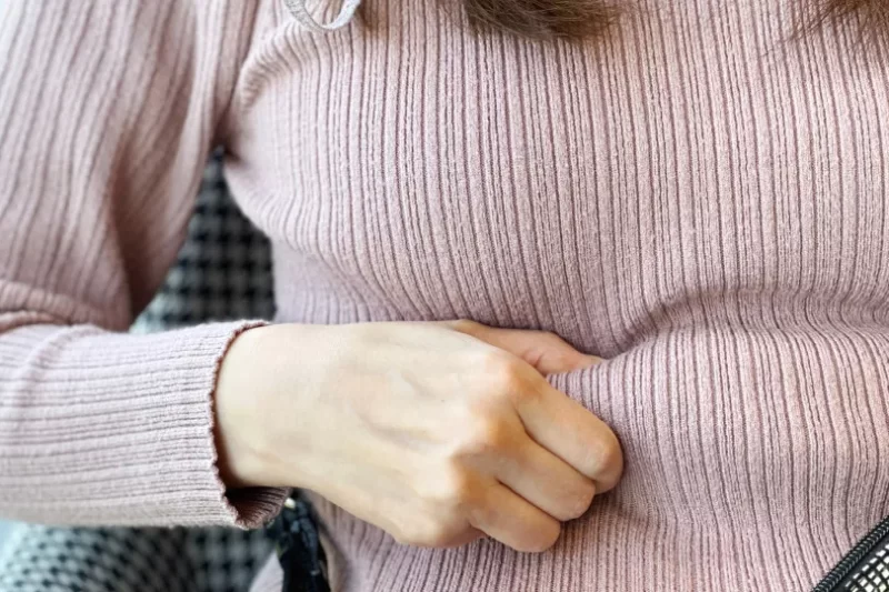 O motivo das mulheres engordarem mais no abdômen