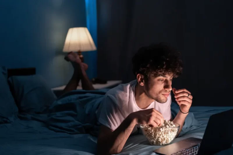 Saiba o que acontece ao seu corpo quando vê um filme antes de dormir