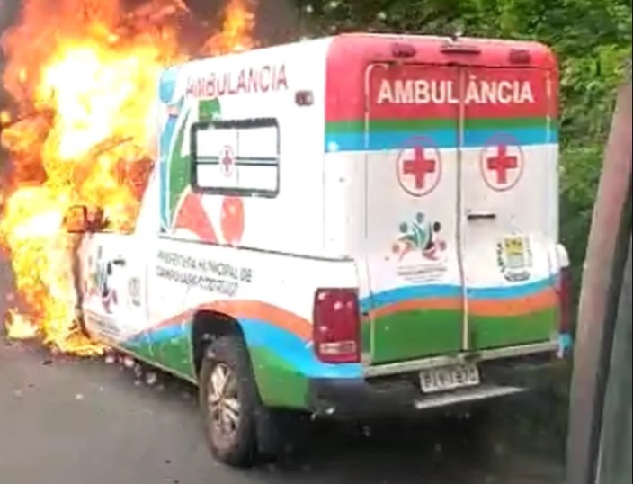 ambulância pegando fogo